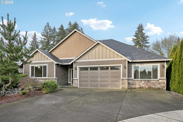 craftsman house featuring a garage