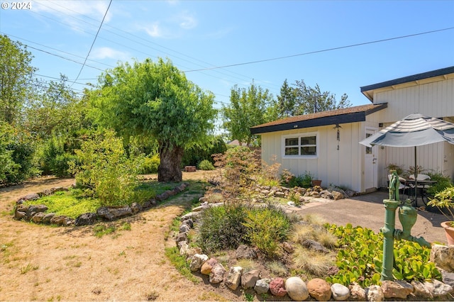 view of yard featuring a patio area