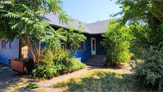 view of front of property featuring a shingled roof