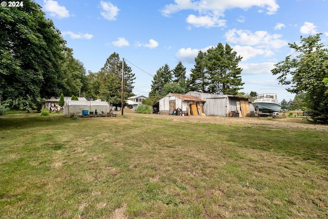 view of yard featuring an outbuilding