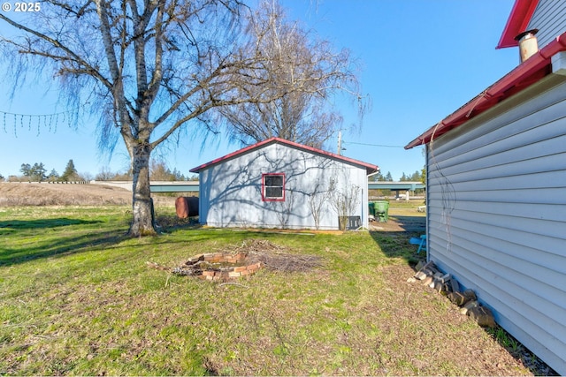 view of yard featuring an outbuilding