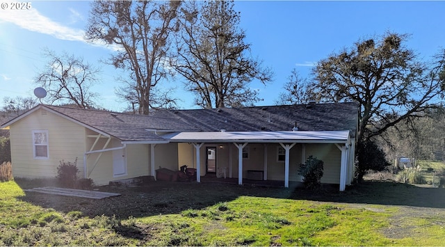 single story home with a front lawn