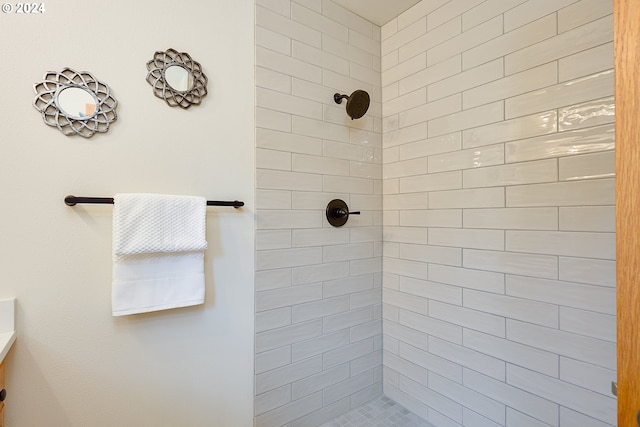 bathroom featuring a tile shower