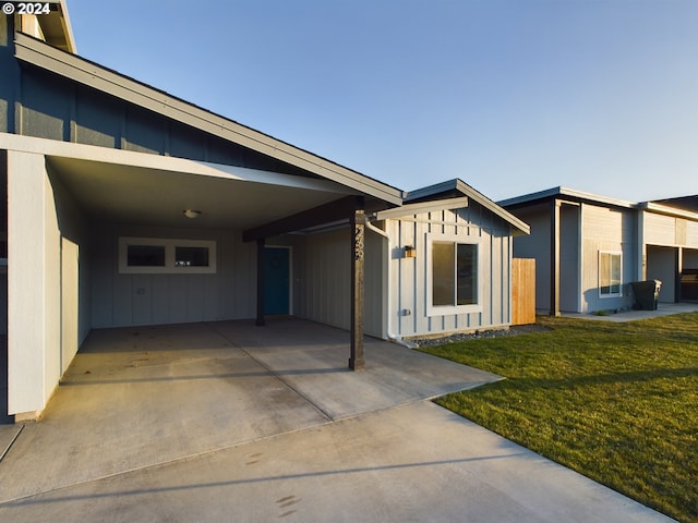 view of front facade featuring a front yard and a carport