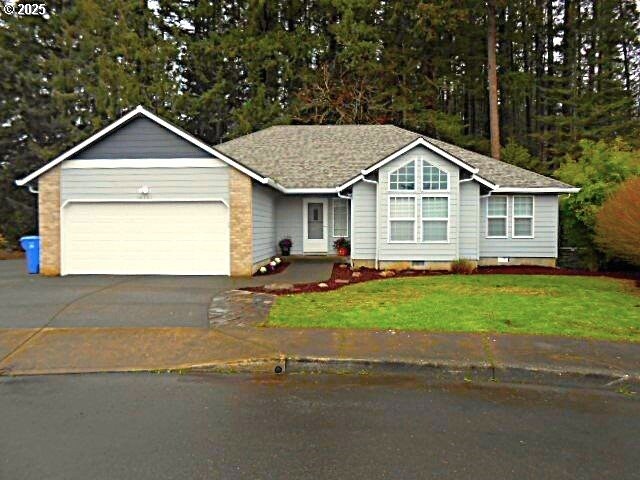 view of front of property featuring a front yard and a garage