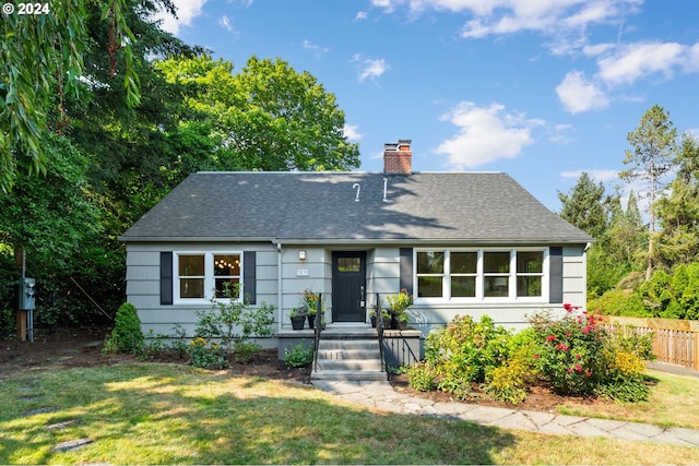 view of front of property featuring a front yard