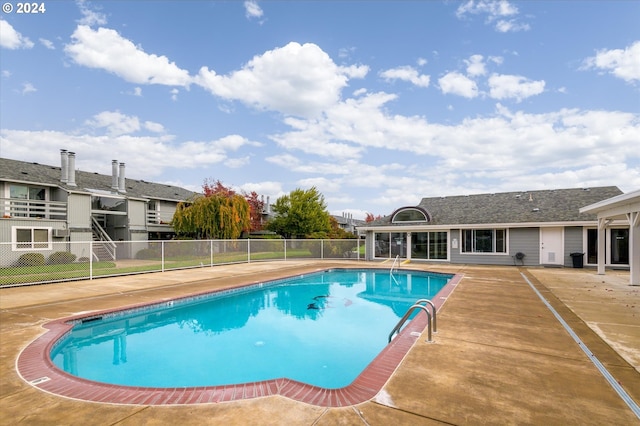 view of swimming pool