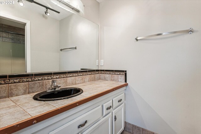 3320 NE 29th St, Gresham, OR 97030 - bathroom featuring vanity