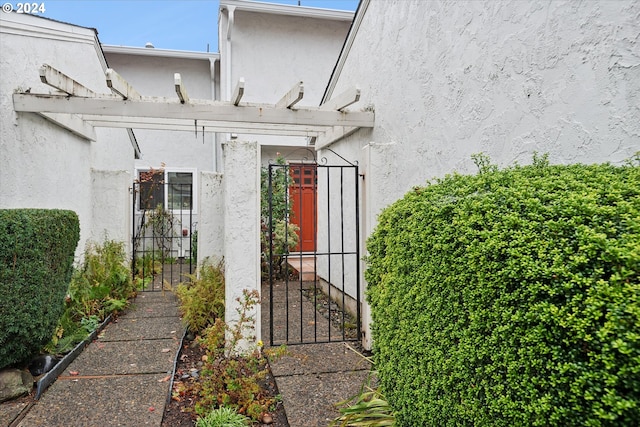 3320 NE 29th St, Gresham, OR 97030 - doorway to property with a gate and stucco siding