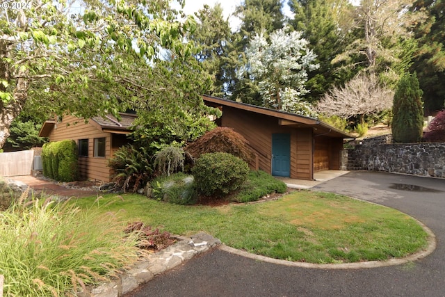 view of front of property featuring a front yard