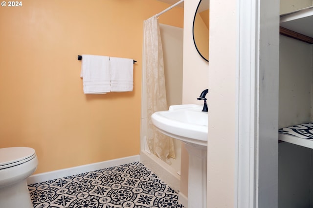 509 Kensington Ave, Astoria, OR 97103 - bathroom with toilet, a shower with shower curtain, and baseboards