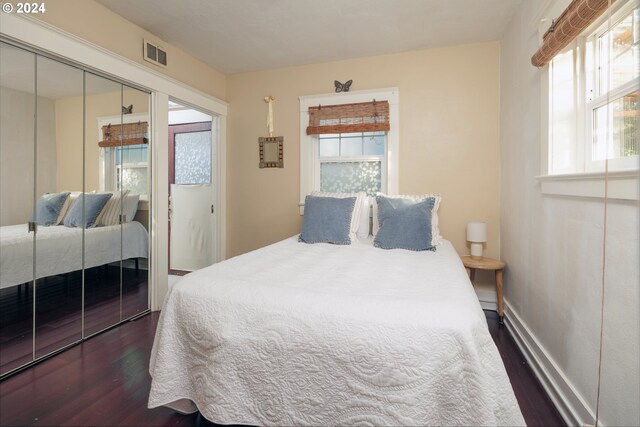509 Kensington Ave, Astoria, OR 97103 - bedroom featuring visible vents, a closet, and dark wood-style floors