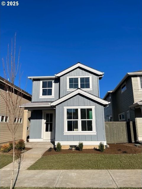 view of front of home featuring a front lawn