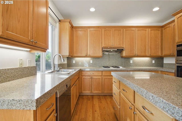 5306 NW Skycrest Pkwy, Portland, OR 97229 - kitchen featuring a sink, light wood-type flooring, dishwasher, under cabinet range hood, and recessed lighting