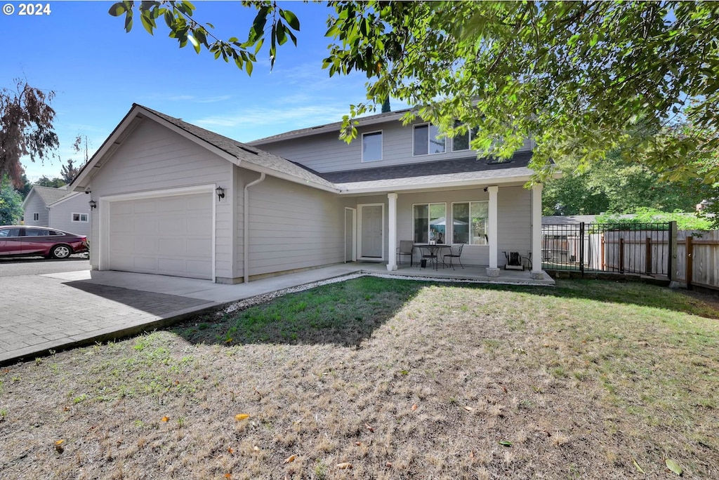 view of front facade featuring a front lawn and a garage