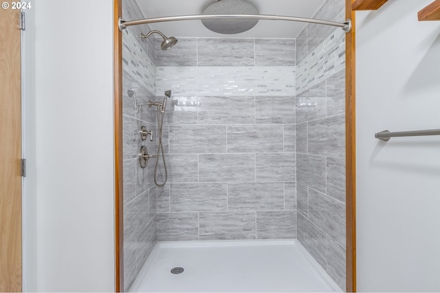 bathroom featuring tiled shower