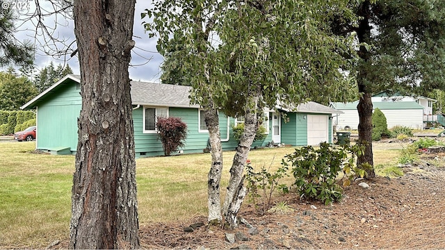 view of front of house with a front lawn and a garage