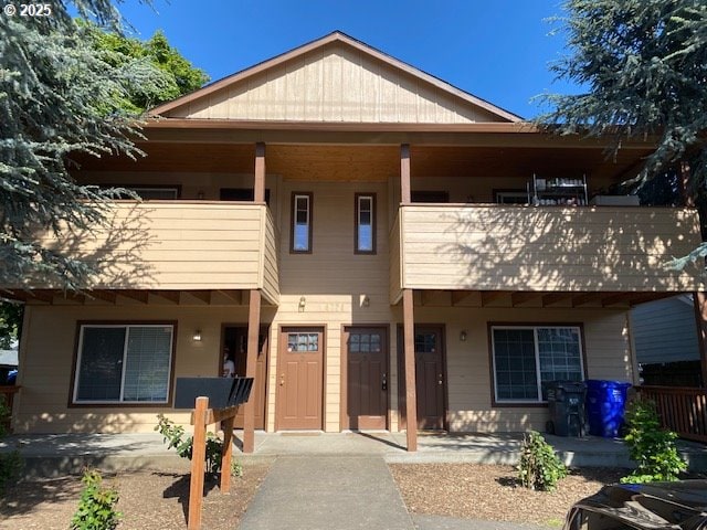 4724 NE 101st Ave, Portland, OR 97220 - view of front facade featuring a balcony