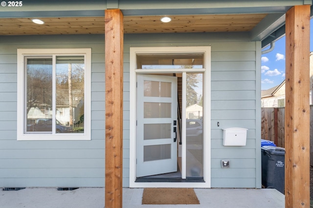 property entrance featuring crawl space and fence