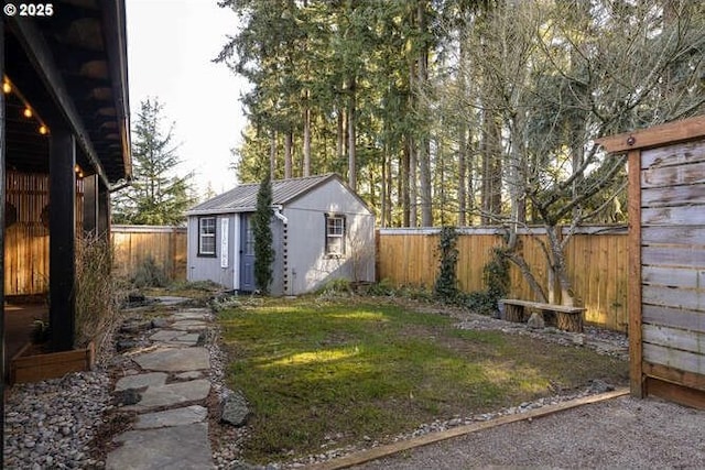 view of yard featuring a shed