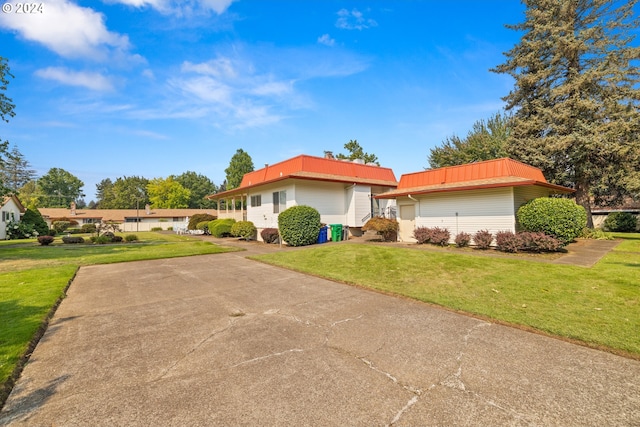 ranch-style home featuring a front lawn