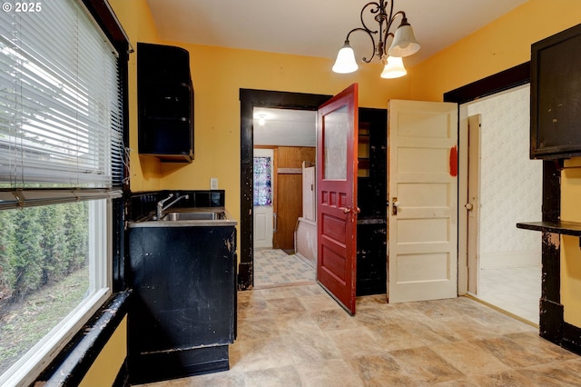 bathroom featuring a chandelier and sink