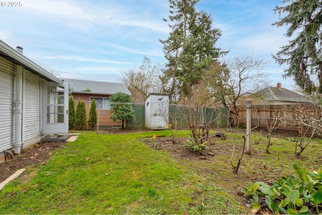 view of yard with a storage unit