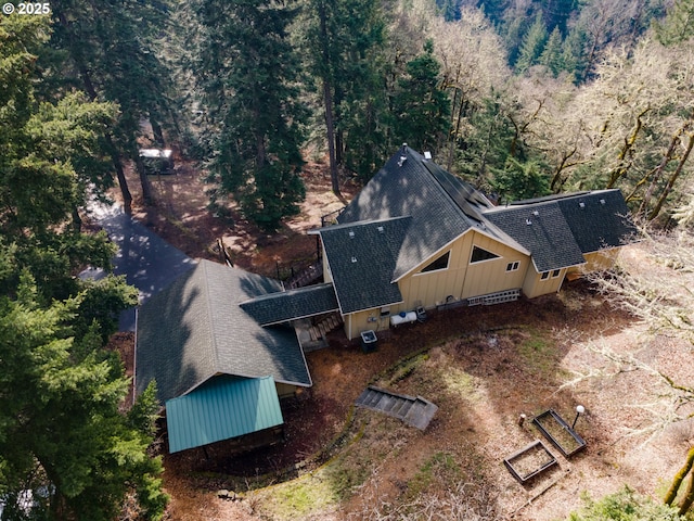 bird's eye view with a wooded view