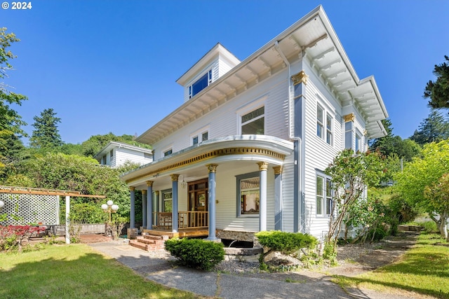 view of front facade featuring a front yard and a porch