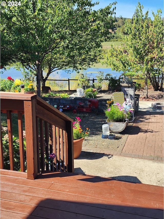 view of front of home featuring a front lawn