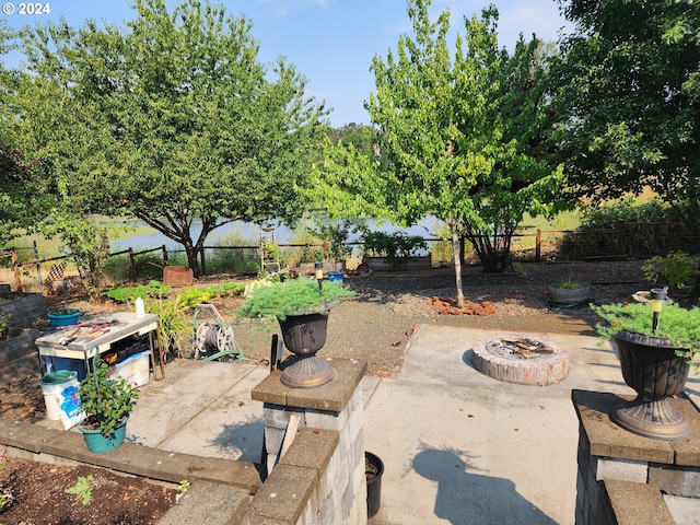 view of patio with a fire pit