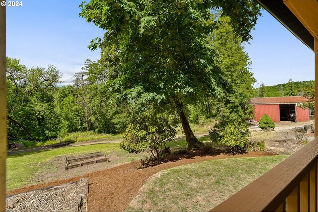 view of yard featuring an outbuilding