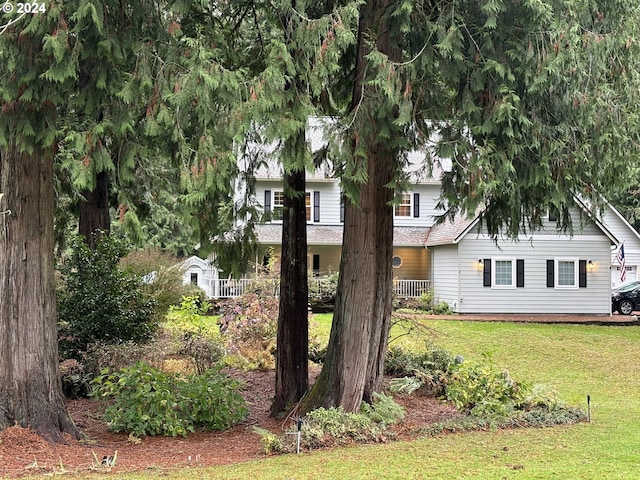 view of front of home with a front lawn