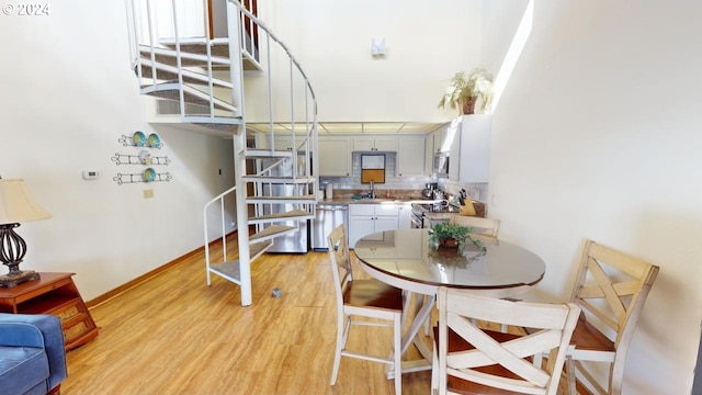 dining area with sink and light hardwood / wood-style floors