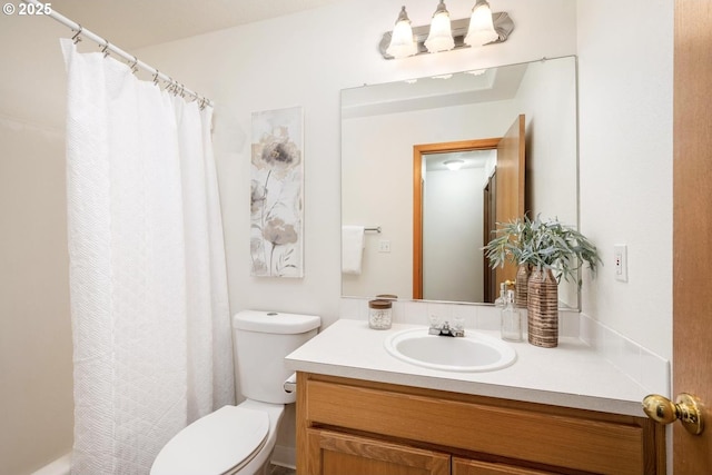 full bathroom featuring vanity, a shower with shower curtain, and toilet