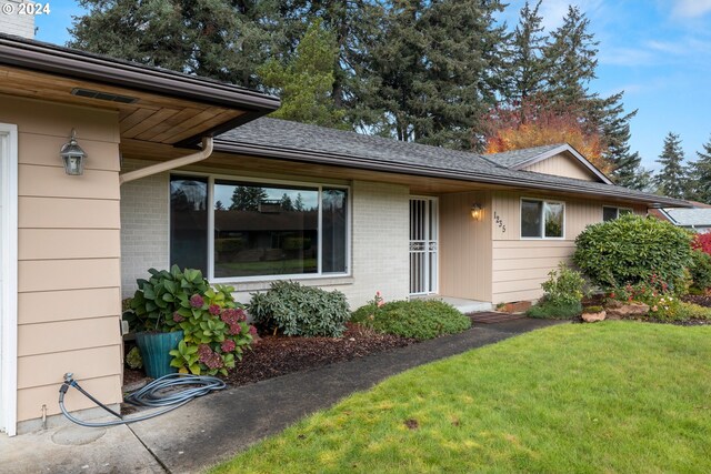 view of front of property with a front lawn