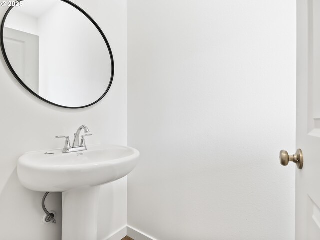 bathroom featuring a sink