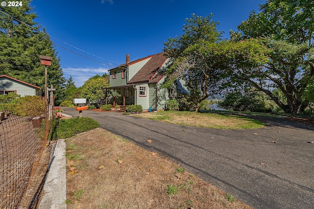 91235 N Bank Ln, Coquille, OR 97423 - view of front facade featuring a chimney and a front yard