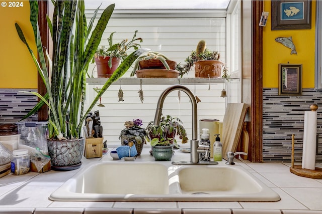 details with tile counters, sink, and tasteful backsplash