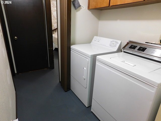 laundry room featuring cabinets and independent washer and dryer