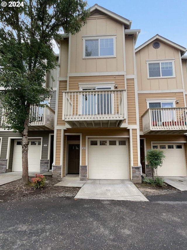 view of front facade featuring a balcony and a garage