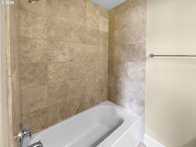 bathroom with tiled shower / bath