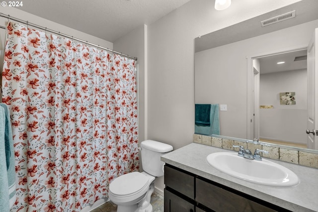 bathroom with a textured ceiling, toilet, vanity, visible vents, and a shower with curtain