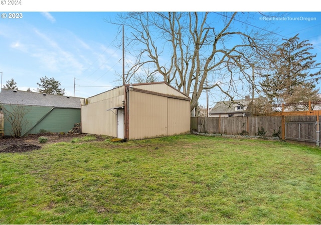 view of yard featuring an outbuilding