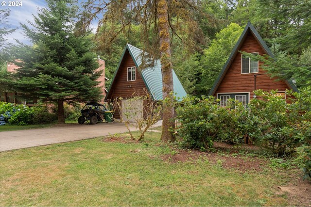 view of front of home with a front lawn