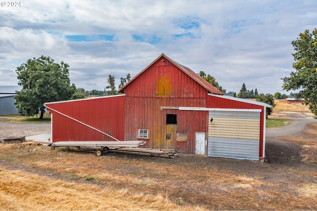 view of outdoor structure with an outbuilding