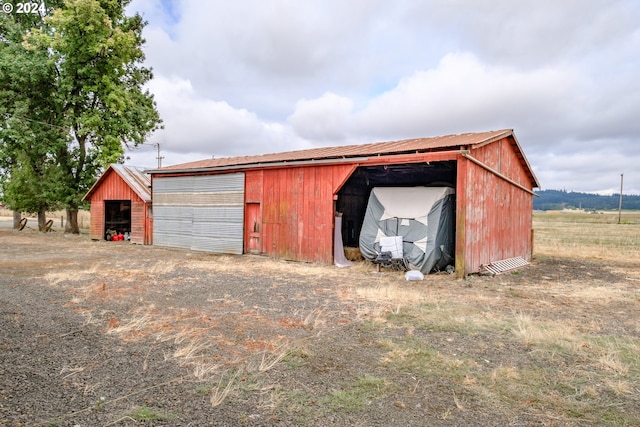 view of outdoor structure with driveway and an outdoor structure