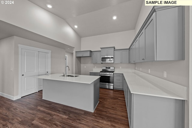 kitchen featuring sink, gray cabinetry, a kitchen island with sink, stainless steel appliances, and dark hardwood / wood-style flooring