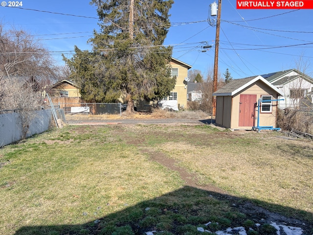 view of yard featuring a storage unit