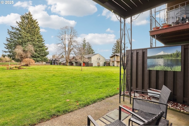 view of yard featuring a water view